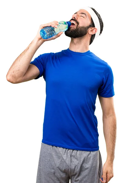 Bir şişe suyu üzerinde izole beyaz backgro ile komik sporcu — Stok fotoğraf