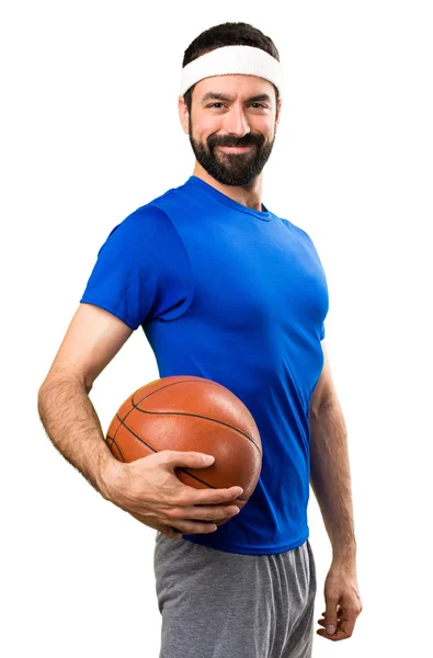 Desportista engraçado feliz com bola de basquete em branco isolado — Fotografia de Stock