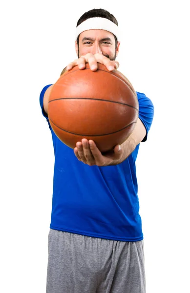 Divertente sportivo con pallone da basket su schienale bianco isolato — Foto Stock