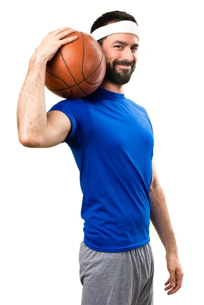 Desportista engraçado feliz com bola de basquete em branco isolado — Fotografia de Stock