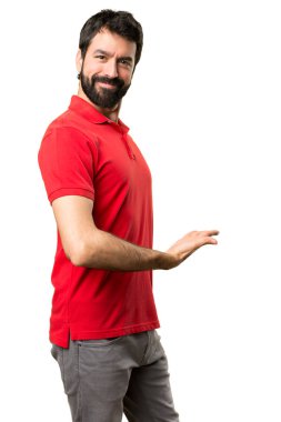 Yakışıklı adam bir şey sunmak