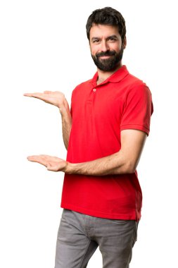 Yakışıklı adam bir şey sunmak