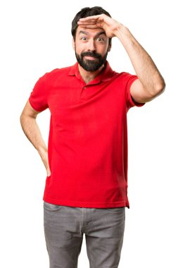 yakışıklı bir adam bir şey gösteriliyor