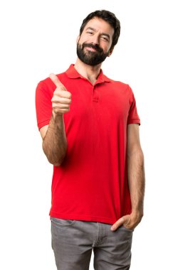 Başparmağı havada yakışıklı bir adam.