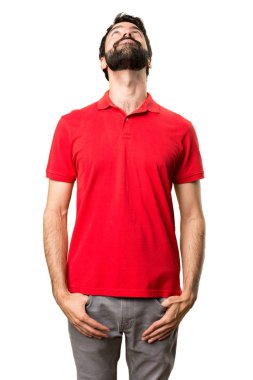 Yakışıklı adam yukarı bakıyor.