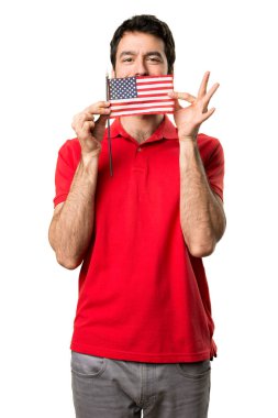 Yakışıklı adam Amerikan bayrağı tutarak