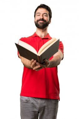 mutlu yakışıklı bir adam kitap okuma