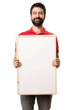 Boş bir afişini tutan mutlu yakışıklı adam