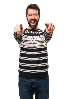 Öne doğru işaret eden sakallı