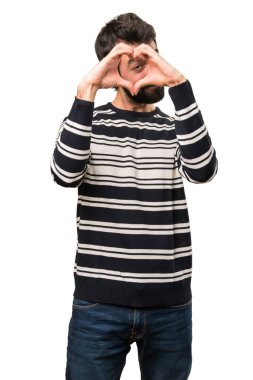 Sakallı elleri ile bir kalp yapma