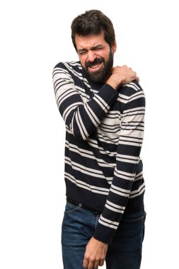 Omuz ağrısı ile sakallı