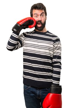 Boks eldivenli sakallı