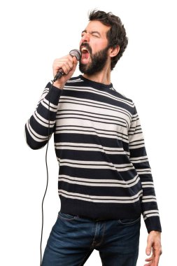 Adam sakal şarkı mikrofon ile