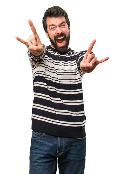 Человек с бородой делает жест рога — стоковое фото