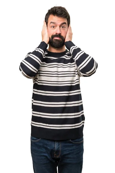Hombre con barba cubriéndose los oídos —  Fotos de Stock