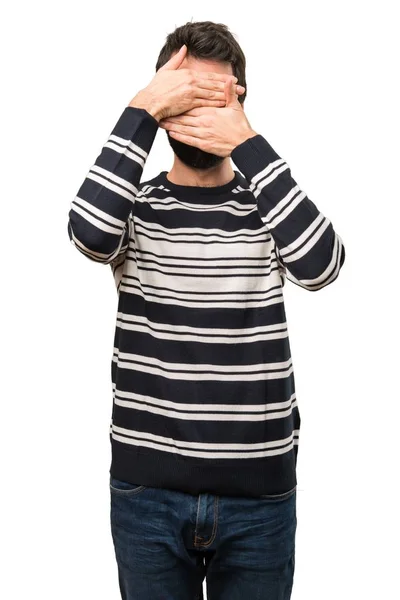 Hombre con barba cubriéndose la cara — Foto de Stock