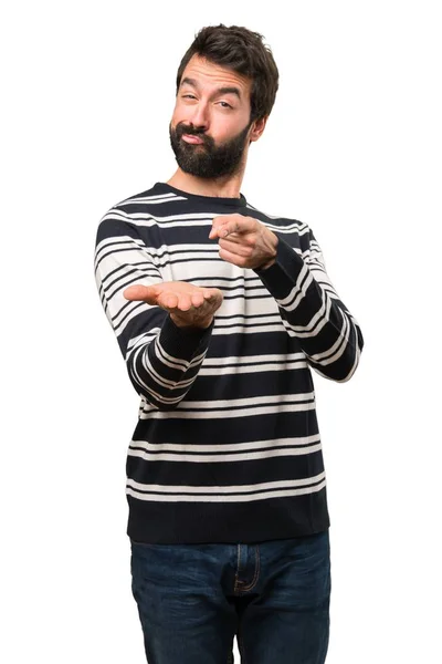 Hombre con barba sosteniendo algo — Foto de Stock