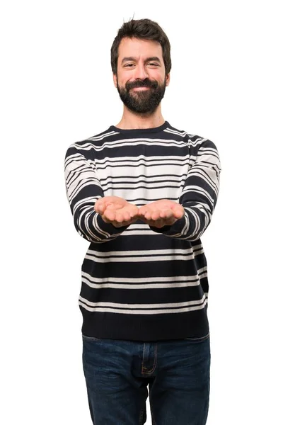 Hombre con barba sosteniendo algo —  Fotos de Stock