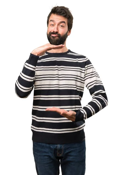 Hombre con barba sosteniendo algo — Foto de Stock