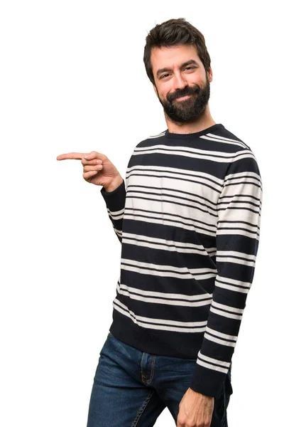 Homem com barba apontando para a lateral — Fotografia de Stock