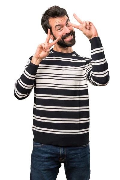 Hombre con barba haciendo gesto de victoria — Foto de Stock