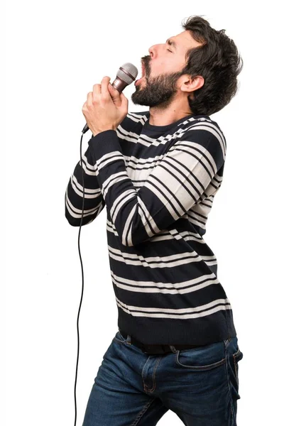 Hombre con barba cantando con micrófono —  Fotos de Stock