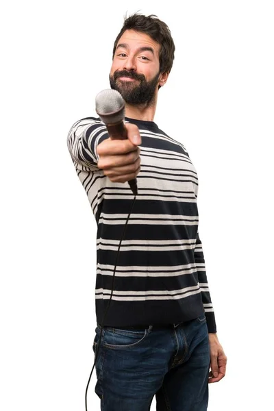 Glücklicher Mann mit Bart singt mit Mikrofon — Stockfoto