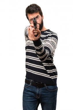 Sakallı bir tabanca ile ateş