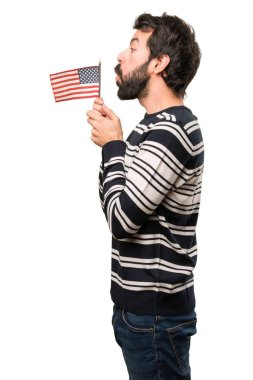 Bir Amerikan bayrağı tutarak sakallı