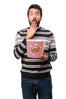 Popcorns yeme sakallı şaşırmış adam