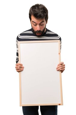 Boş bir afiş tutarak sakallı