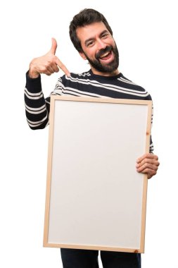 Boş bir afiş tutarak sakallı mutlu adam
