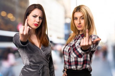 İki arkadaş boynuz odaklanmamış özgeçmişlerine jest yapma