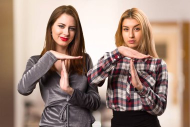 İki arkadaş dışarı jest odaklanmamış arka plan üzerinde zaman yapma