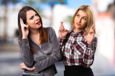 İki arkadaş odaklanmamış arka plan üzerinde geçiş onların parmak ile