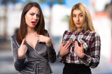 İki arkadaş sürpriz yapmak odaklanmamış arka plan jest