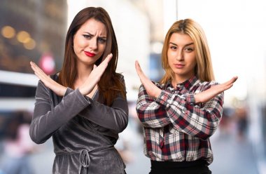 İki arkadaş odaklanmamış arka plan üzerinde hiçbir hareketi yapma