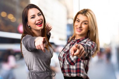 İki arkadaş odaklanmamış arka plan üzerine açık için işaret