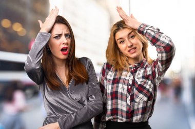 İki arkadaş şüpheleri odaklanmamış arka plan