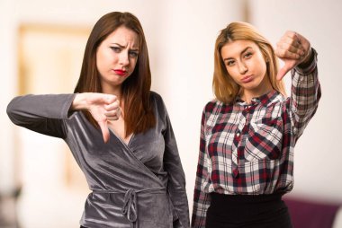 İki arkadaş kötü sinyal odaklanmamış arka plan yapma