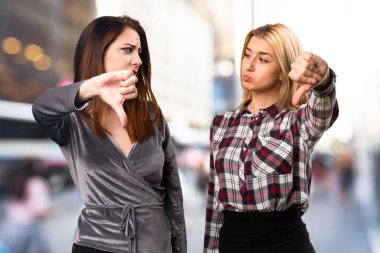 İki arkadaş kötü sinyal odaklanmamış arka plan yapma