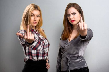 İki arkadaş boynuz jest yapma dokulu arka plan