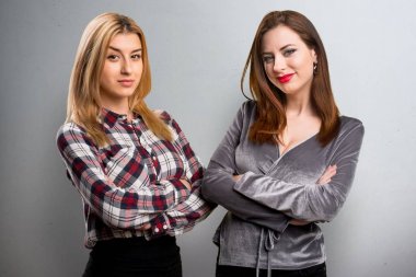 Dokulu arka plan üzerinde mutlu iki arkadaşlar