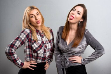 İki arkadaş kendi dil dokulu arka plan üzerinde yaptırmayı