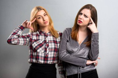 İki arkadaş dokulu arka plan üzerinde deli jest yapma