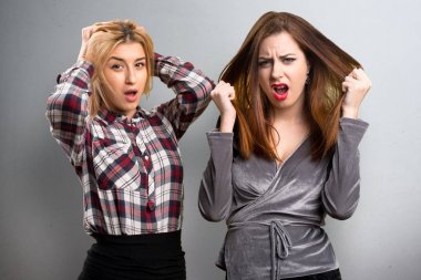 Dokulu arka plan üzerinde hayal kırıklığına arkadaşlar