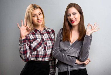 İki arkadaş Tamam dokulu arka plan üzerinde kayıt yapma