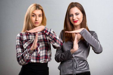 İki arkadaş zaman aşımı jest yapma dokulu arka plan