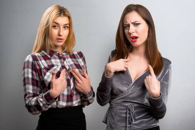 İki arkadaş sürpriz jest yapma dokulu arka plan