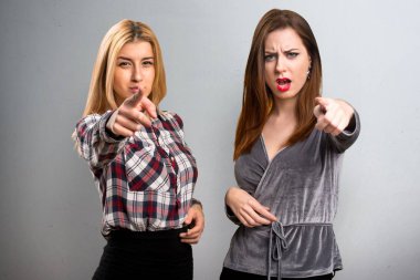 İki arkadaş dokulu arka plan üzerine bağırarak